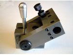The retracting version of the tool holder